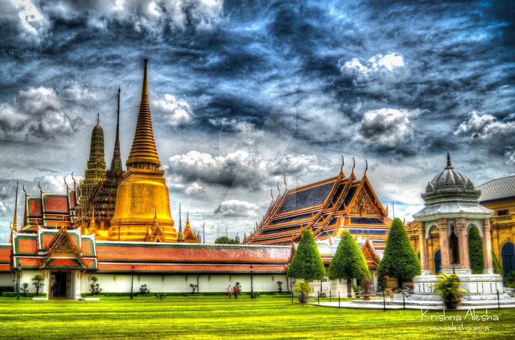 Бангкок слушать. Grand Palace Thailand. Бангкок дворец. Дворцовый ансамбль Бангкок. Bangkok коллажи.