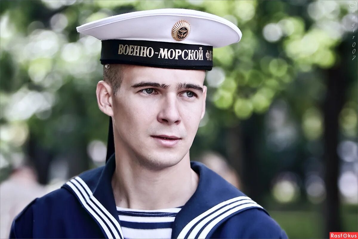Младший матрос. Салага матрос. парни матросы. фотопортрет моряка. парень моряк.