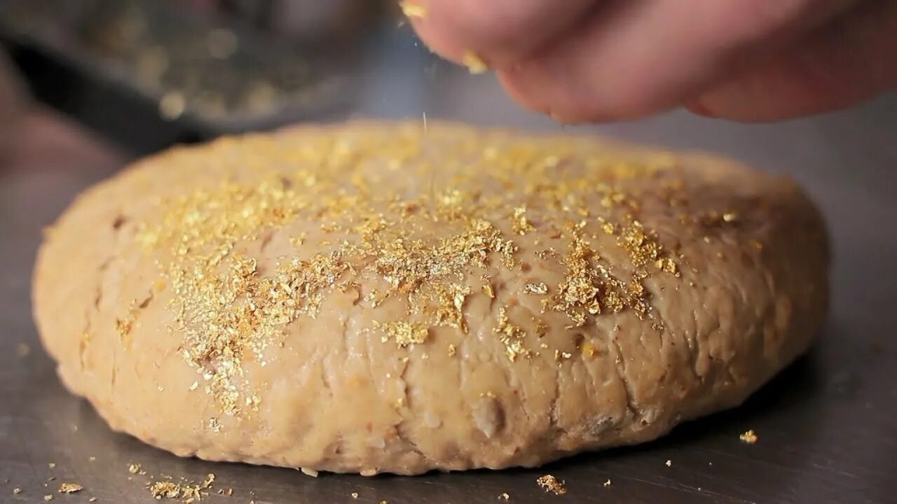 Золотистые хлеба. Gold Leaf Bread. Gold Leaf Bread золотолистный хлеб. Самый дорогой хлеб. Самый дорогой хлеб в мире.