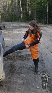 Писает в одежде