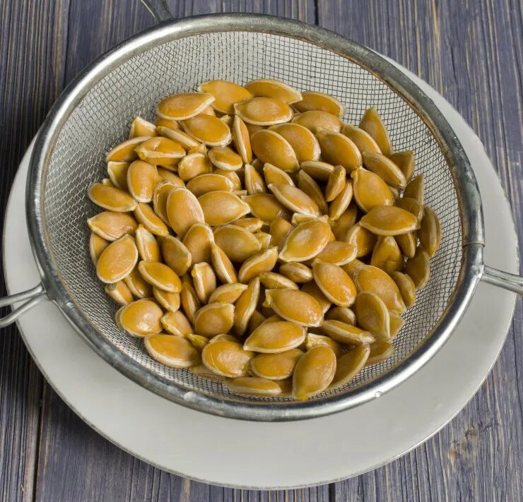 Shine skin семечка. Сушка тыквенных семечек. Тыквенные семечки желтые. Сушка семян тыквы. Обсушенные тыквенные семечки.