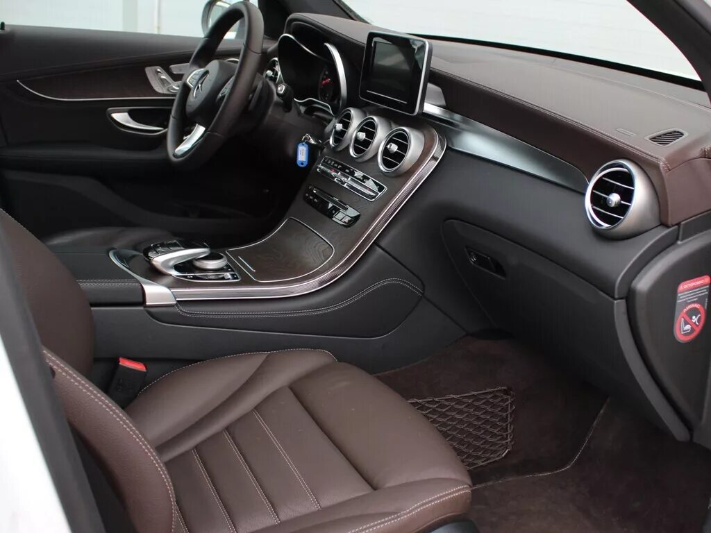 Красный салон мерседес s 222. Mercedes benz w221 бежевый салон. Цвета салона мерседес. Мерседес бенц cls class. Mercedes benz w222 интерьер.