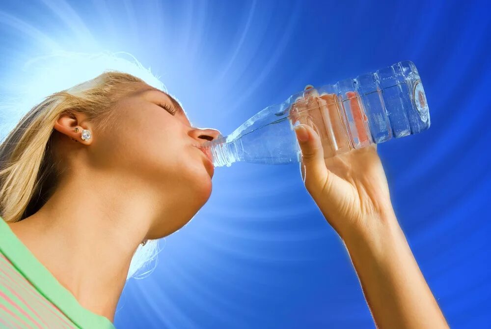10 дней пить воду. Как вода помогает похудеть. питье без вреда. высасывание воды благодаря. пить больше воды.