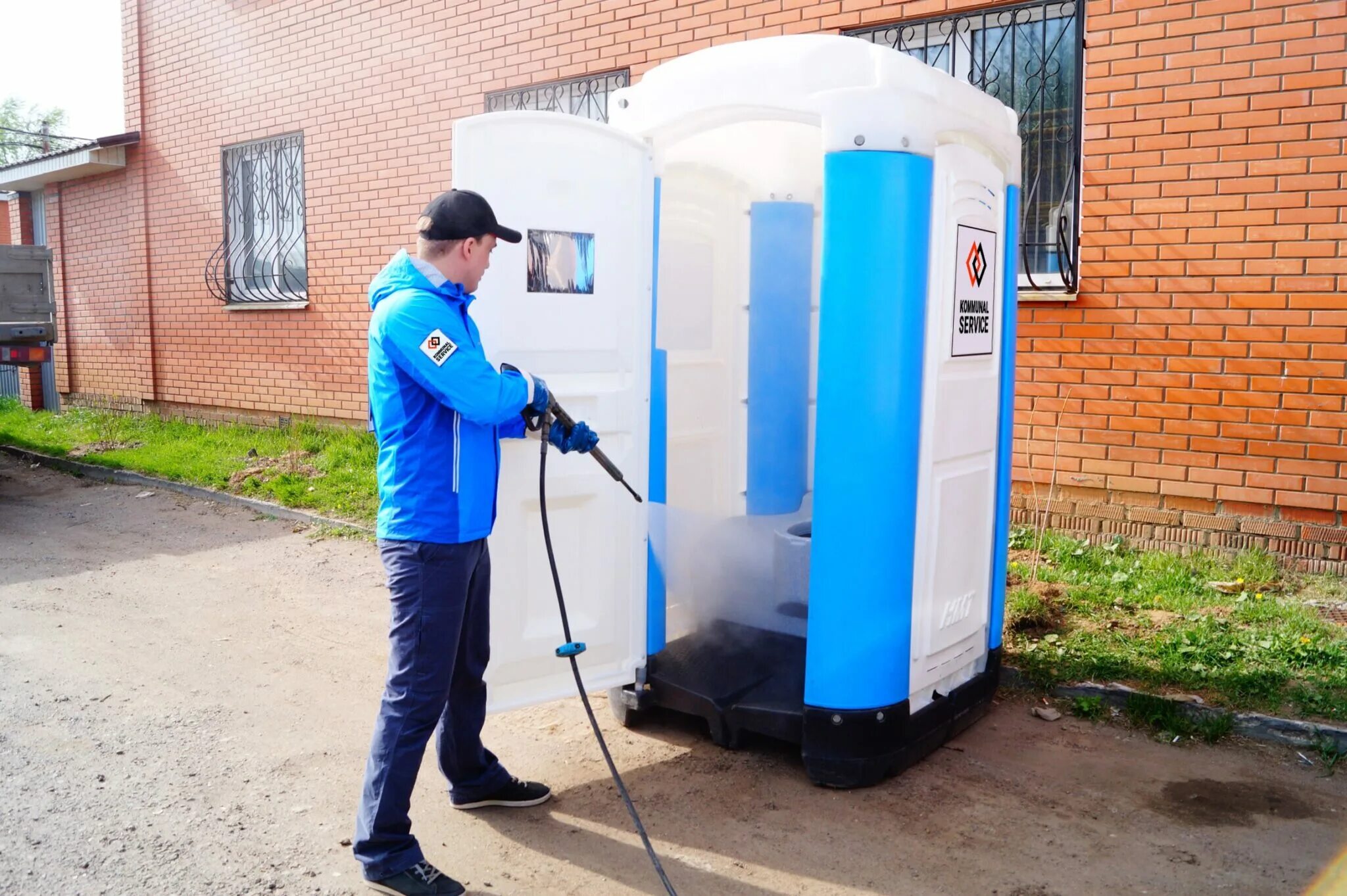 Выкачать уличный туалет. Мойка биотуалетов. биотуалеты уличные. мобильный туалет. обслуживание туалетных кабин.