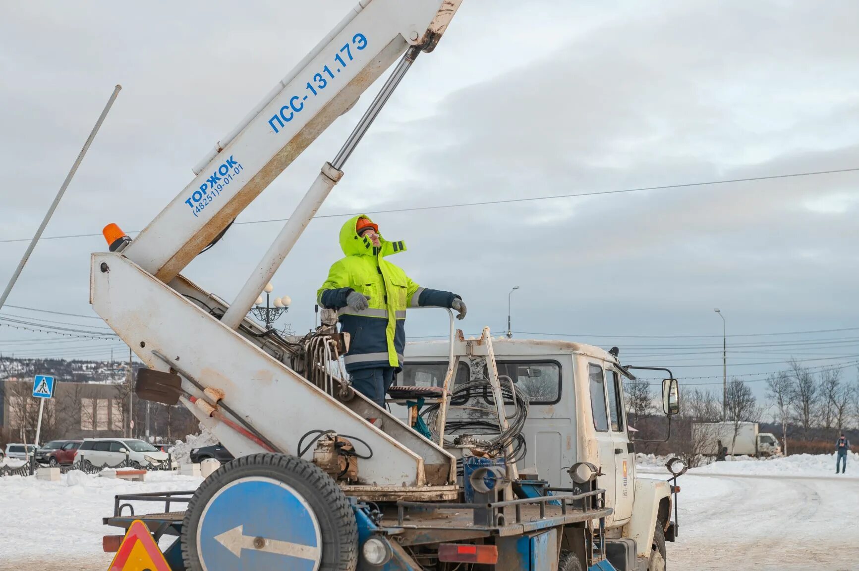Полюс магадан омчак. Вакансии машинист магадан. Магадан золотодобывающие компании. Бульдозер. Карьерный самосвал воркутауголь.