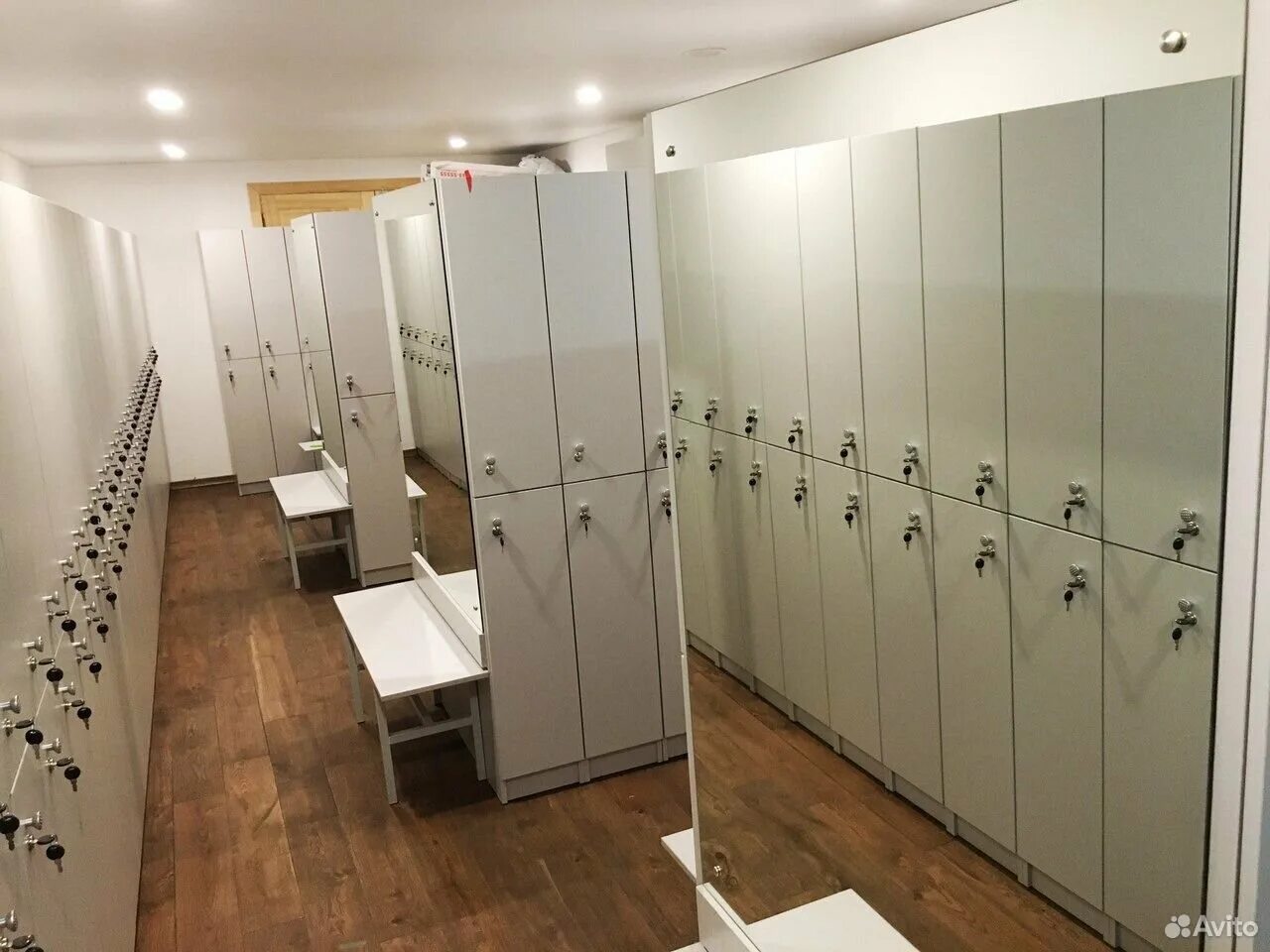 Гардеробная персонала. Шкафчики для раздевалки в фитнес зал. Гардеробная в офисе. Гардеробная персонала. Гардеробная персонала.