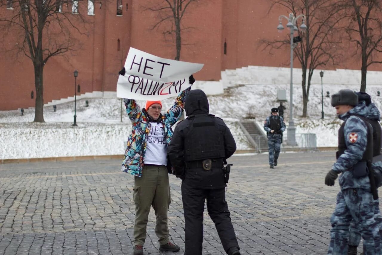 Митинг доклад. Одиночный пикет нет войне. Человек который против войны. Нет войне пикеты аресты. Одиночные пикеты в Москве нет войне.