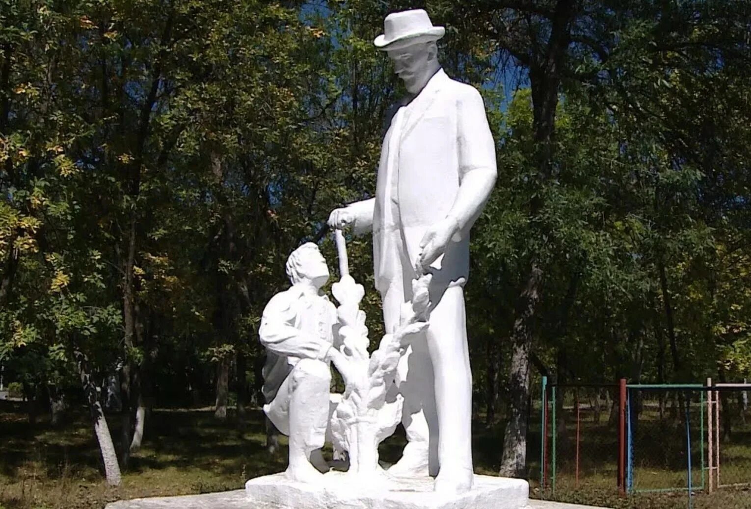 Михайловка сколько население. Парк смехова михайловка.