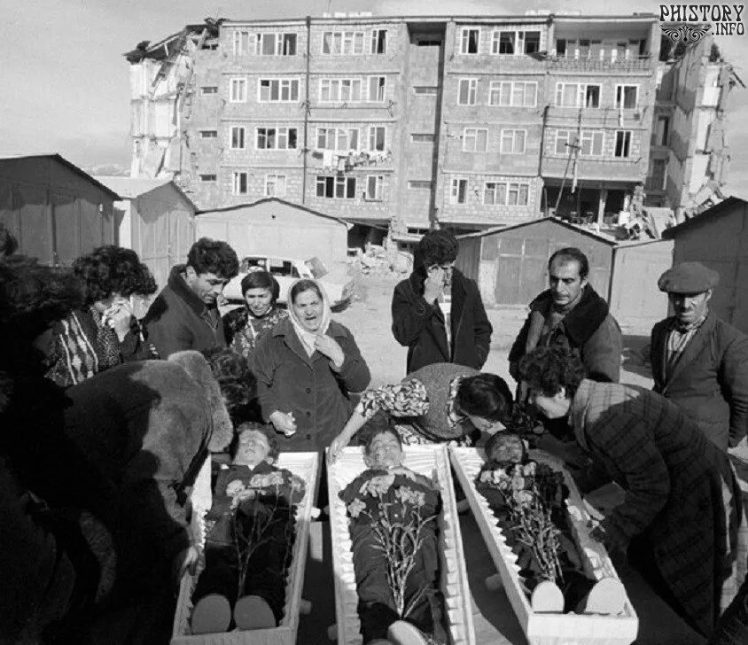 Землетрясение в армении в 1988. Ленинакан землетрясение 1988. Спитак землетрясение 1988. Армения 88 год. Землетрясение в спитаке в армении 1988.