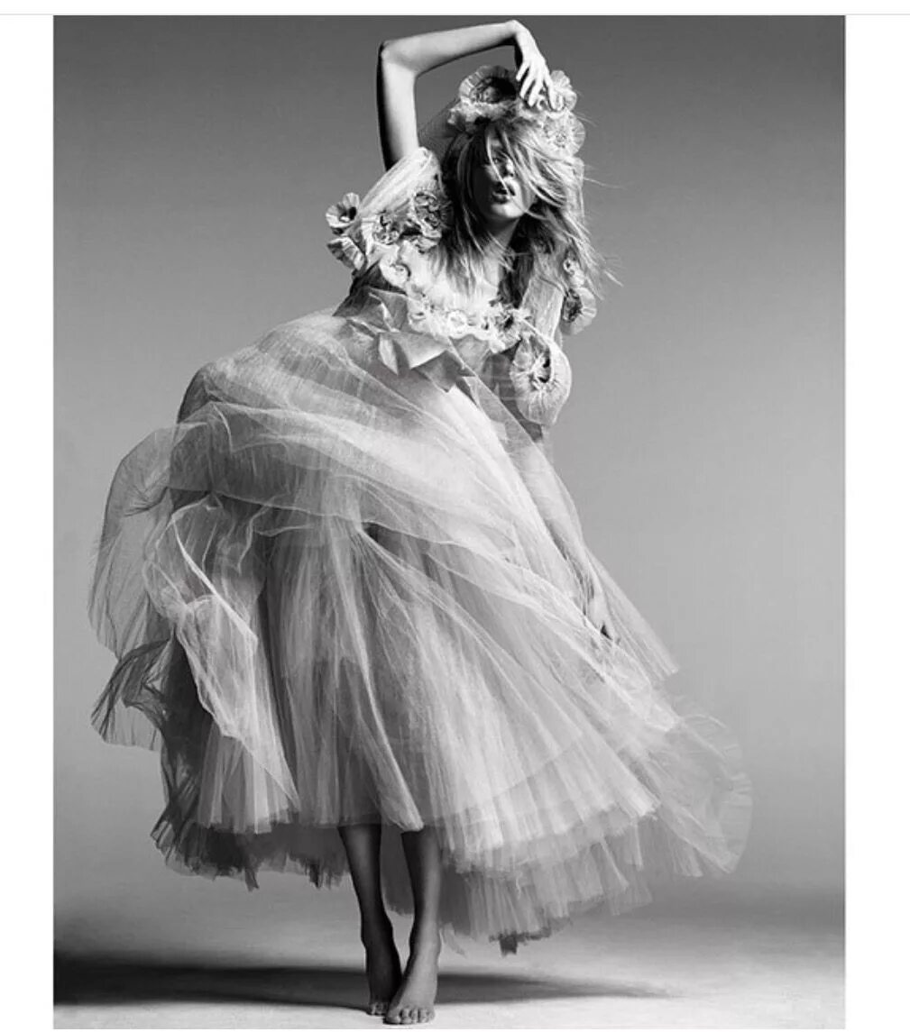 Высказывания о танцах. День танца стихи. Танцы моя душа для презентации. Цитаты о танце и душе. Девушка танцует.