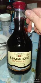 Крымское вино красное полусладкое