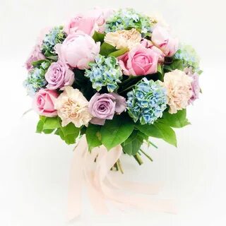 Букет с гортензией и розами