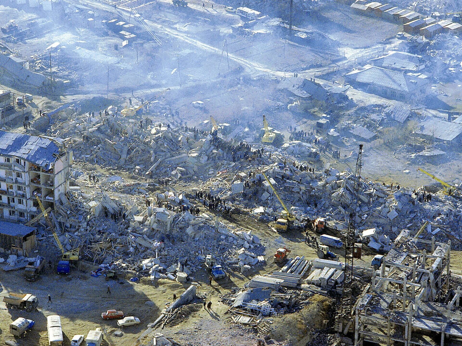 Землетрясения 7. Спитак землетрясение 1988. 7 Декабря 1988 землетрясение в Армении.