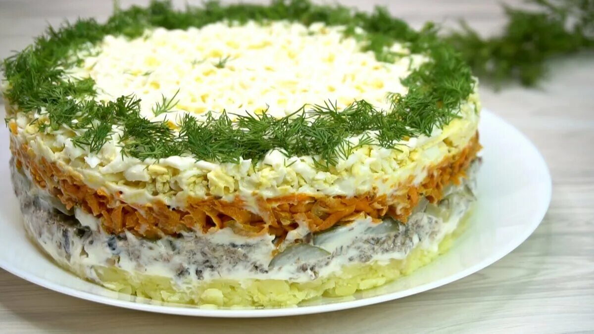 Какой салат можно сделать из шпрот. Шпротный салат слоеный. наталья калнина салат со шпротами. салат со шпротами слоеный. салат со шпротами слоями.