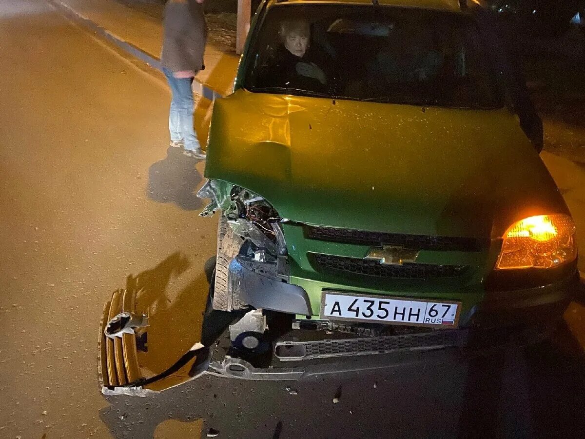 Полировка заднего стекла iphone. Разбитое стекло. Разбит экран телефона. Разбитое зеркало осколки. Появиться разбитый.