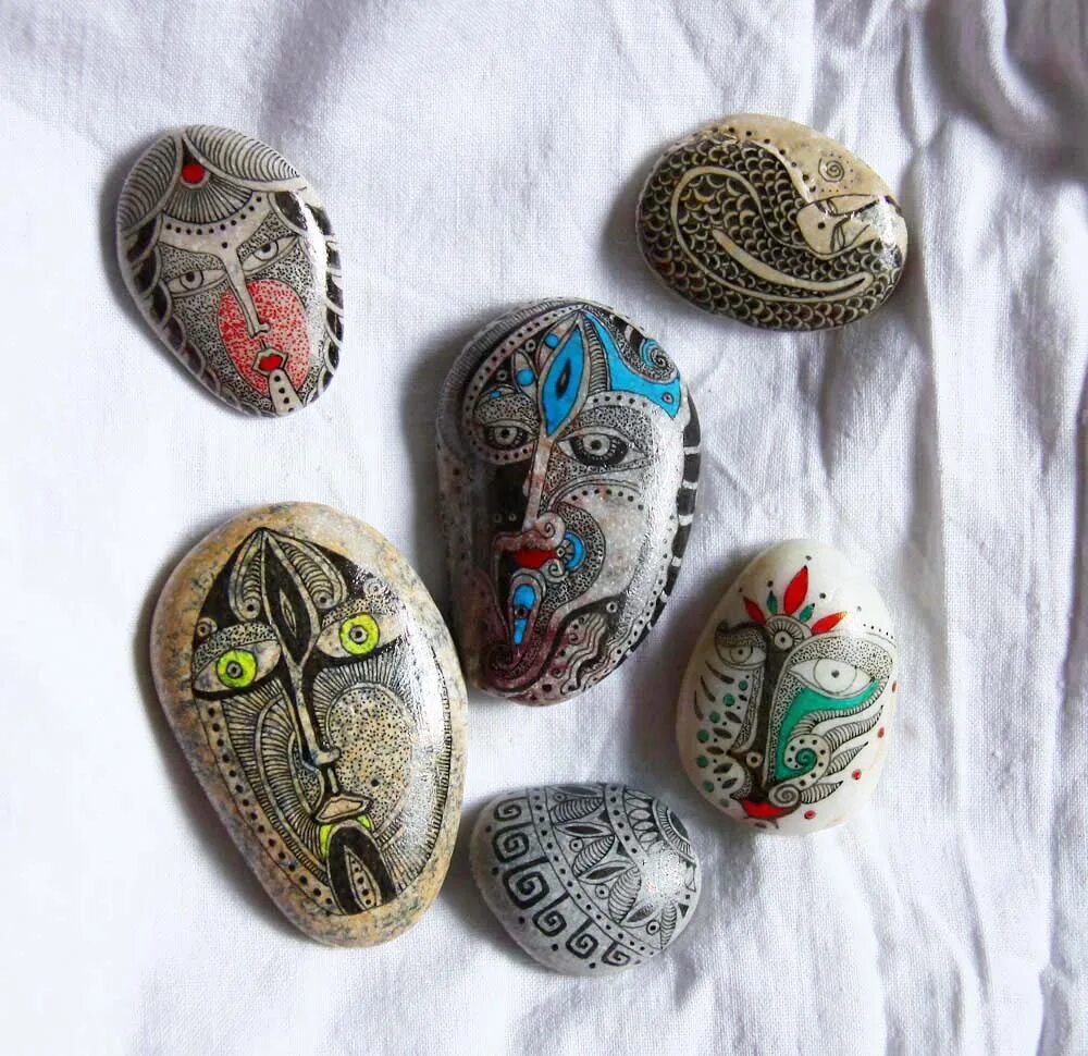 рисование на пляже на камнях с детьми. брошенный камень. роспись на камнях. повернутый на камнях. рисование на камушках.