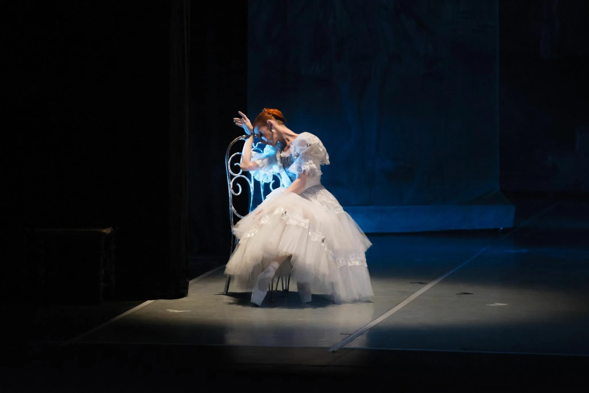 Спектакль дама с камелиями. Дама с камелиями спектакль 1990. Дама с камелиями захарова. Спектакль дама с камелиями. Спектакль дама с камелиями театр пушкина.