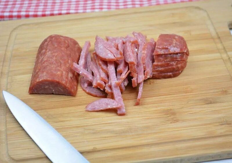 Красиво порезать вареную колбасу. Порезанная колбаса. Колбаса нарезанная слайсером. Тонко нарезанная колбаса. Колбаса нарезанная кубиками.