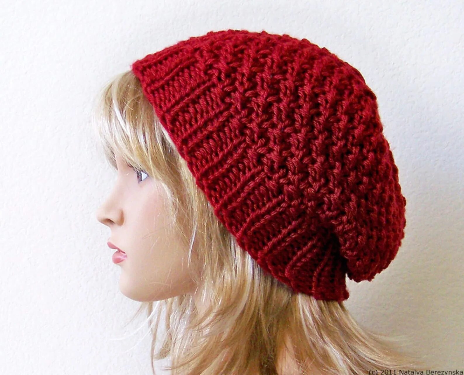 Knit hat. Шапка-Slouchy. Простая женская шапка спицами. Вязание шляпок. Узор для шапки бини спицами.