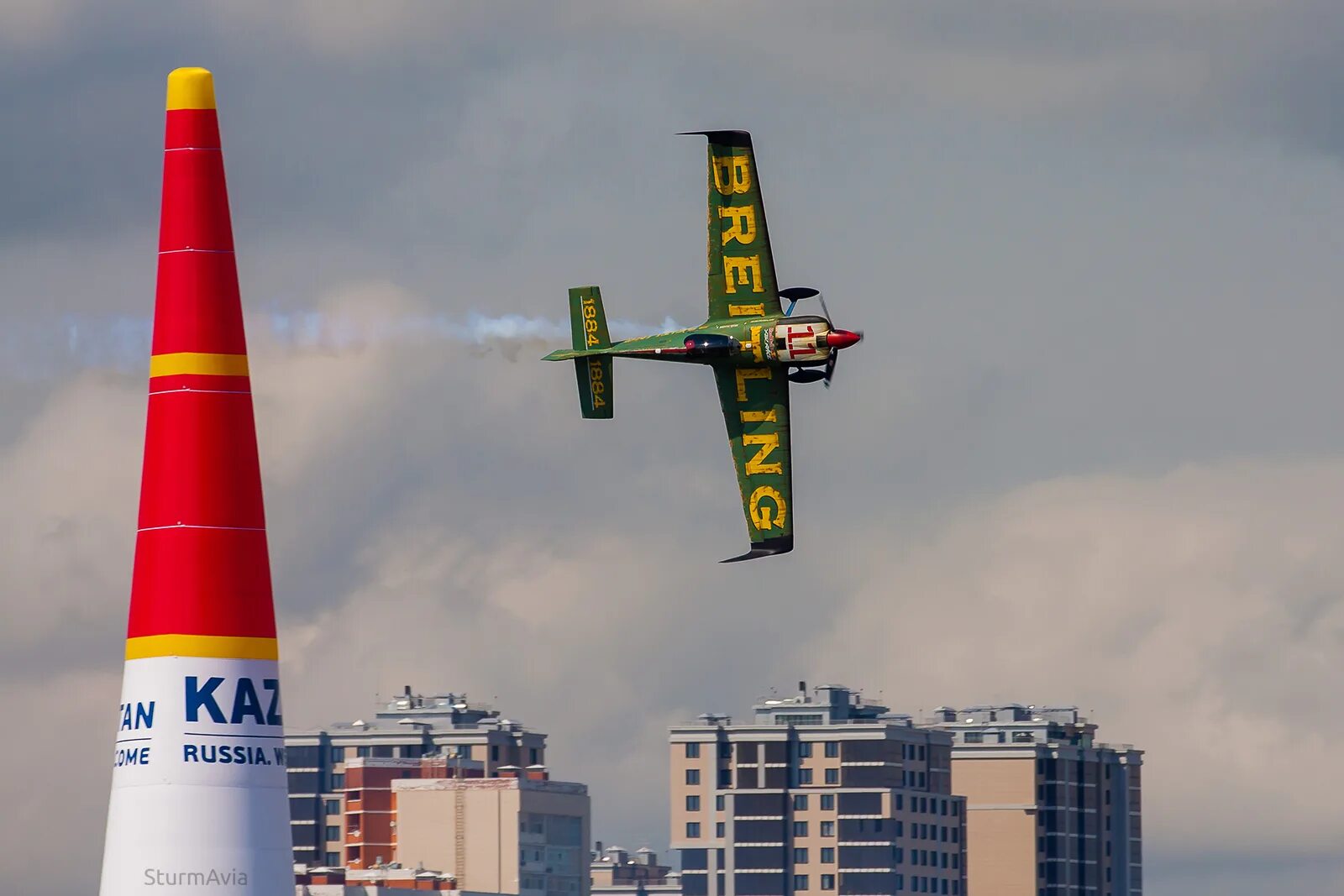 Ред булл казань. Ред булл air race. Самолеты red bull air. Ред казань. Трюковой самолет ред булл.