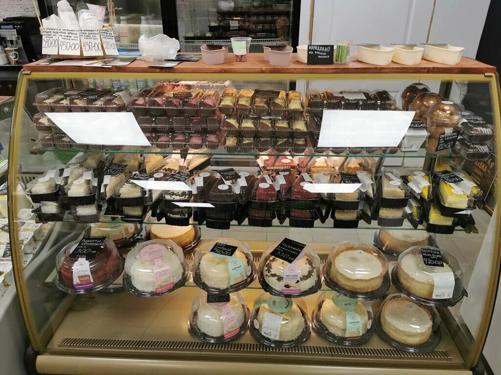 сырная лавка. сырный магазин. сыр в магазине. магазин сыров в санкт петербурге. украшение сырной витрины.
