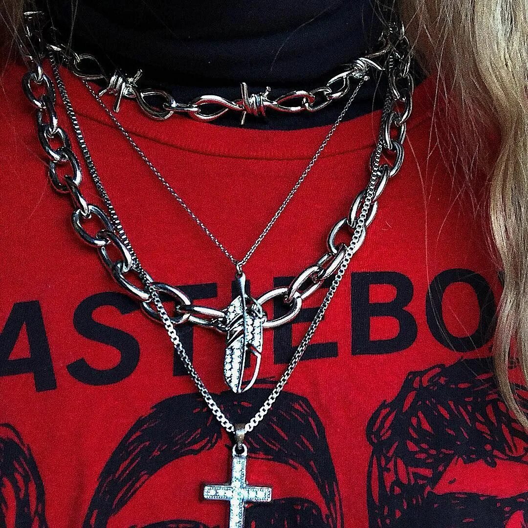 Широкая цепочка на шею женская. Цепь колючая проволока на шею. Цепи на шею и поцелую. Ремень на шее. Широкая цепь на шею.