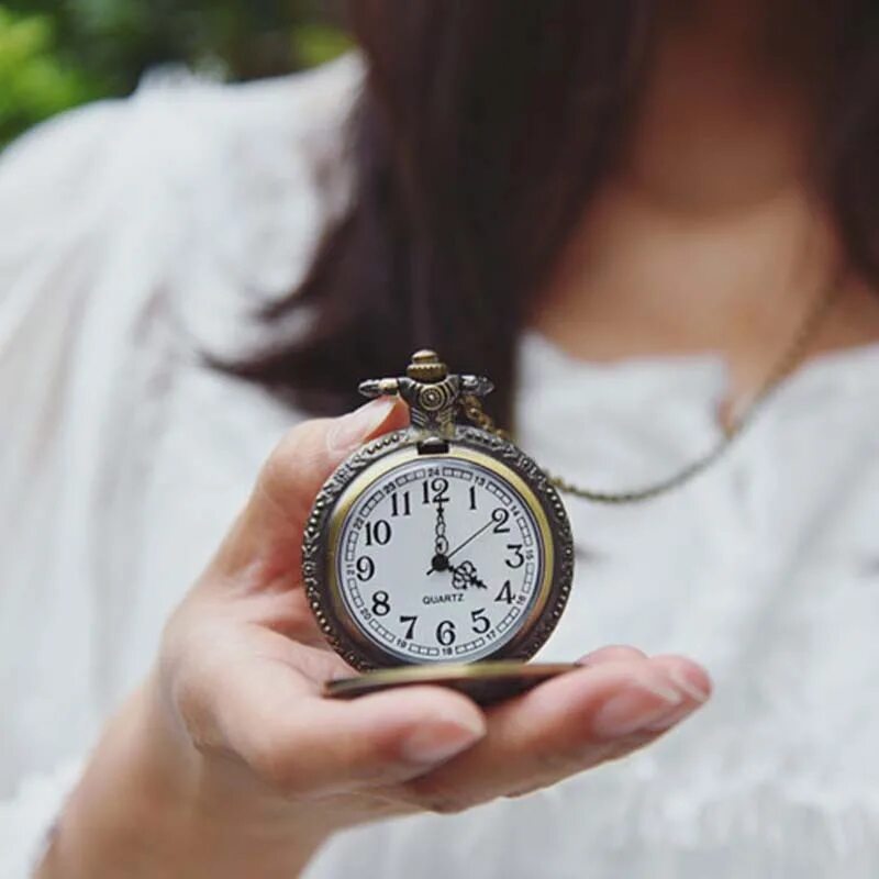 Девушка с наручными часами. Часы девушка с часами. Часы девушка с часами. Наручные часы guess v1013m3. Часы девушка с часами.