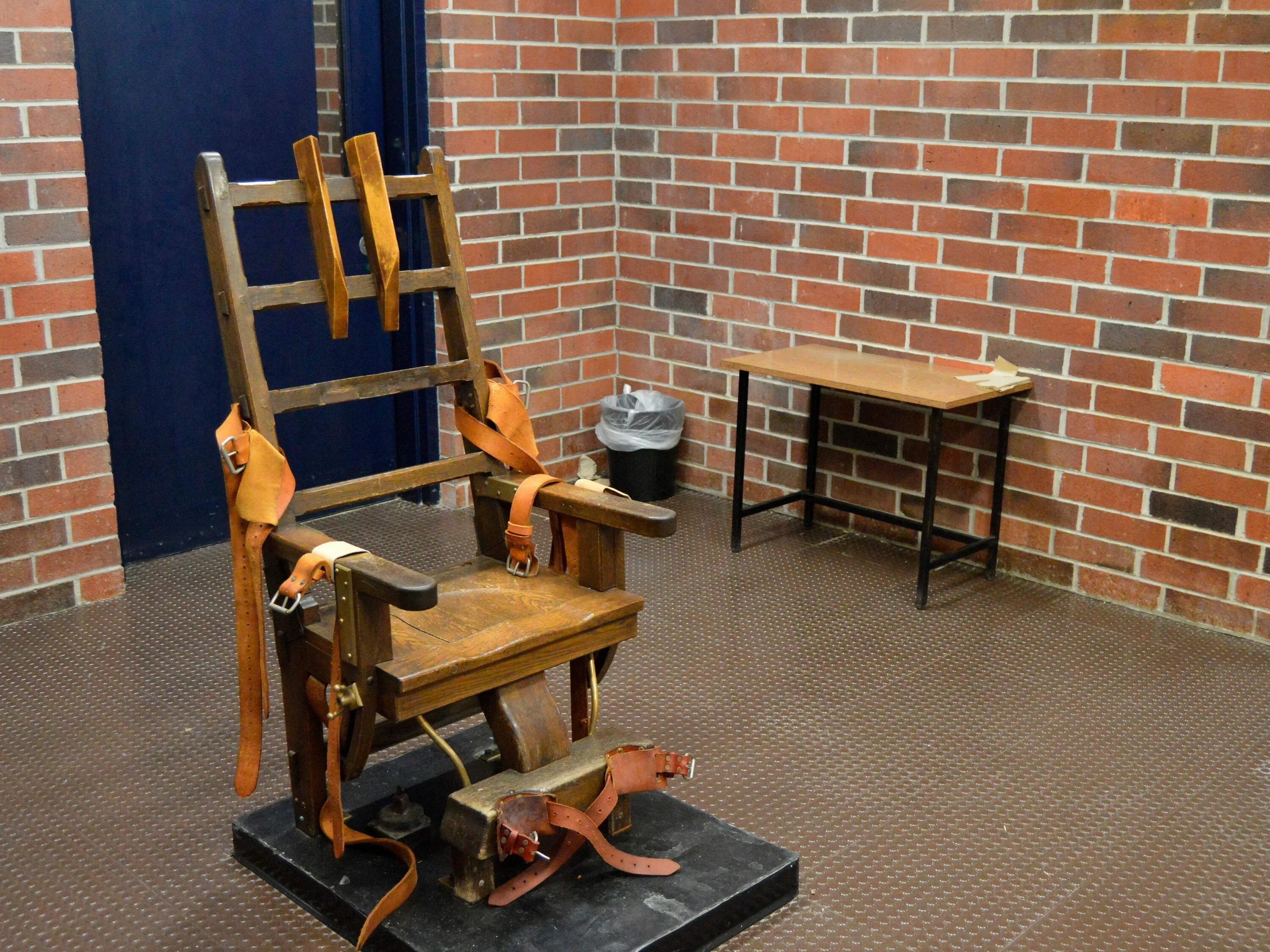 Пытка электрическим стулом. Олд Спарки электрический стул. Смертная казнь в США электрический стул. Казнь на электрическом стуле.