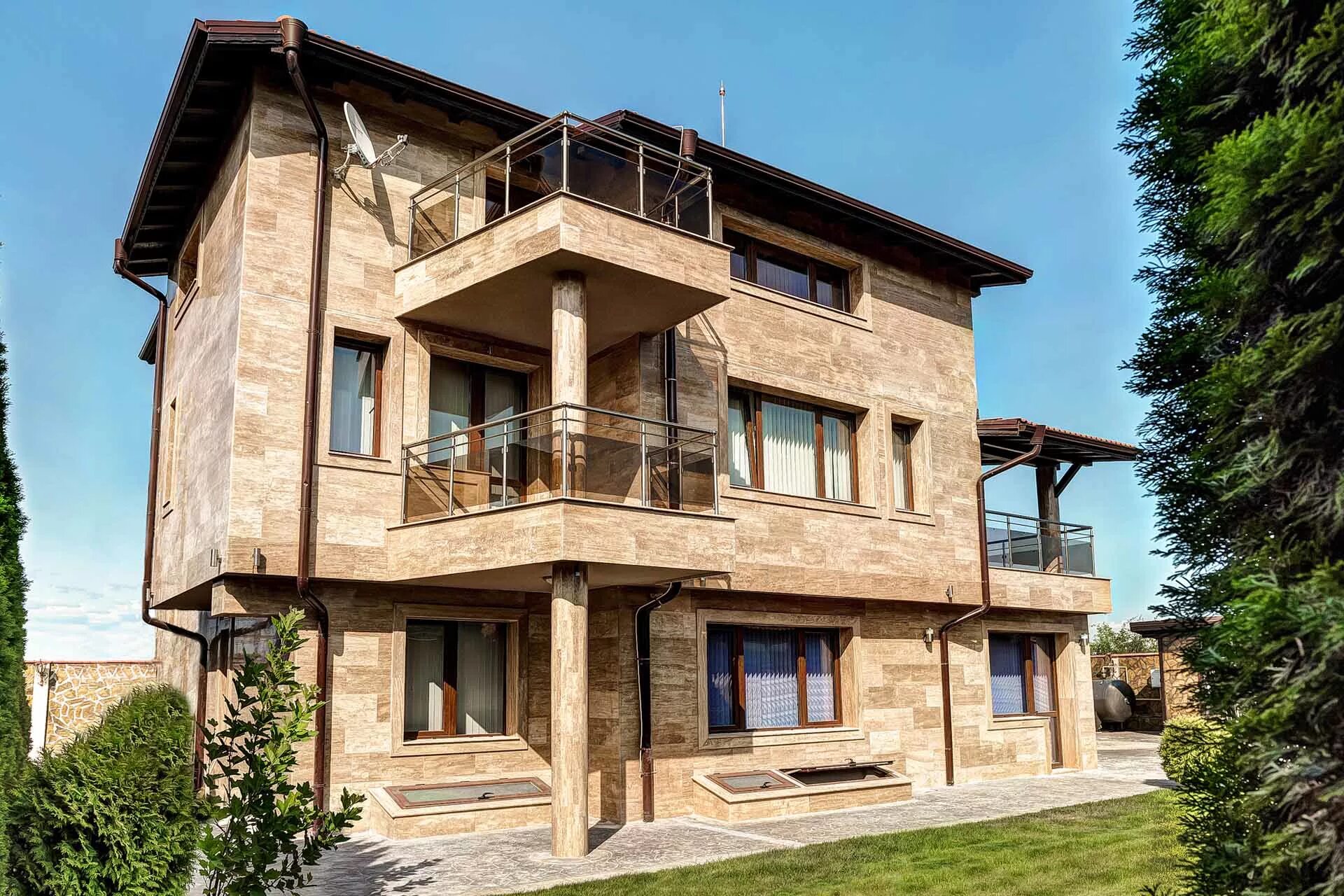 Отделка фасада травертином. Травертин фасад bauer. Дом облицованный травертином. Одноэтажный фасад дагестанский камень. Травертин фасад армения.