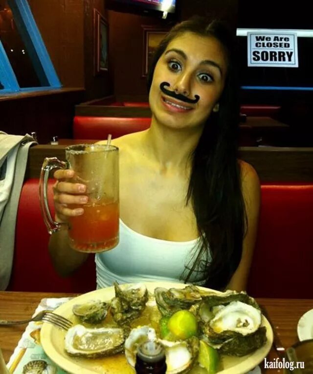 Странные девушки из соцсетей. Прикольные девушки домашнее. Глупые селфи девушек. Прикольные девушки домашнее. Красивая девушка на кухне.