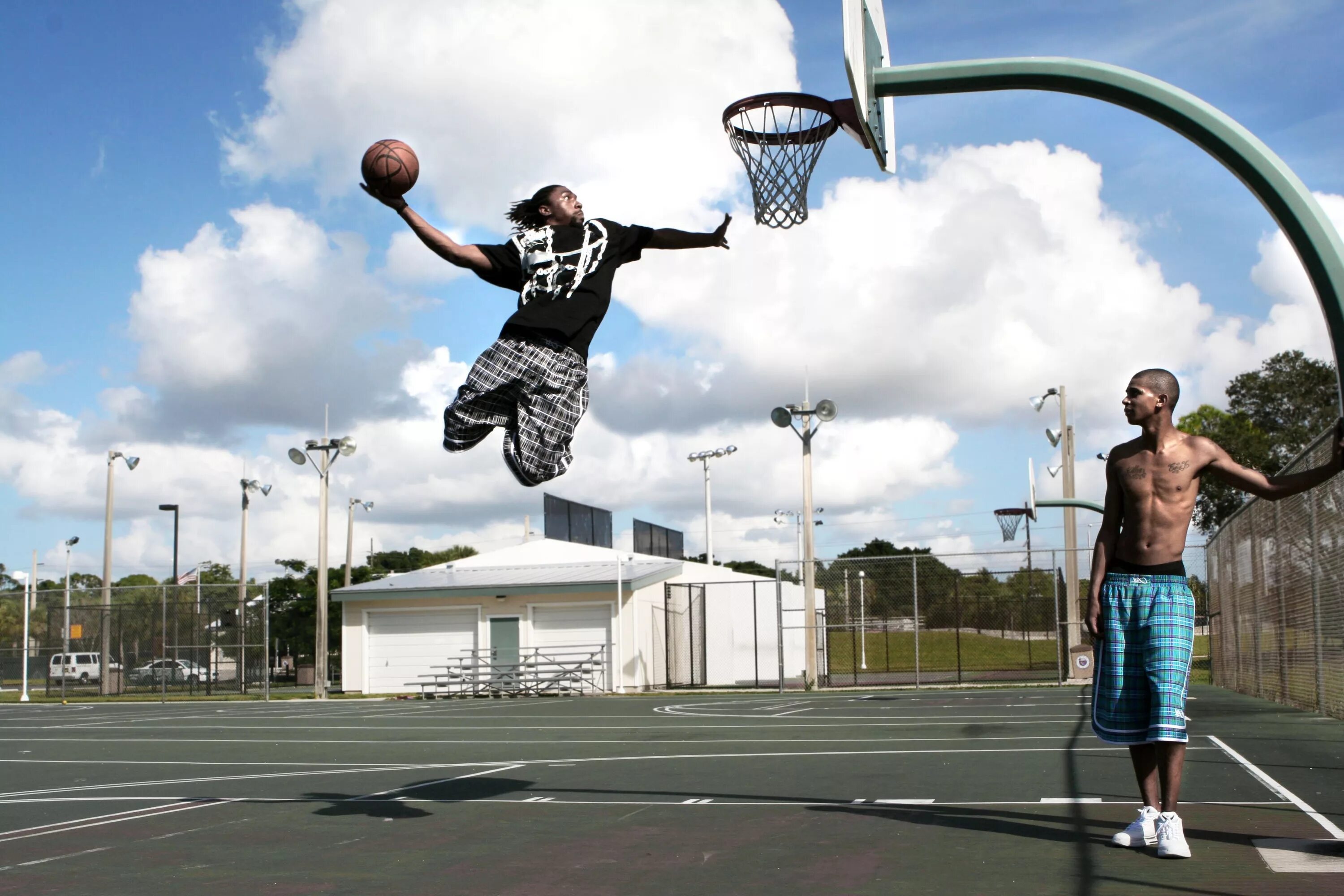 Игра в стритбол баскетбол. Adidas Streetball 1. Данк стритбол. Баскетбол на улице.