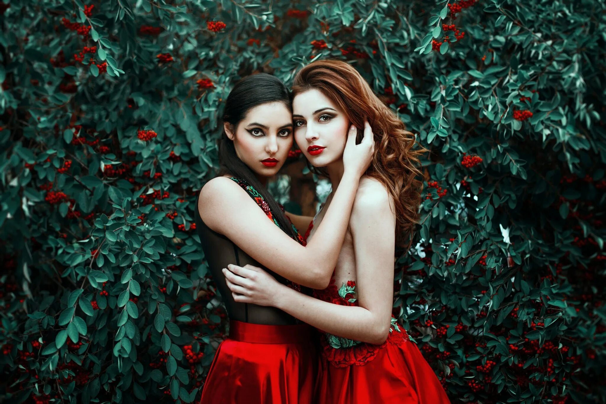 Фотосессия двух. Фотосессия двух девушек. Фотосессия подруг. Рыжая и брюнетка. Эросессия двух девушек.
