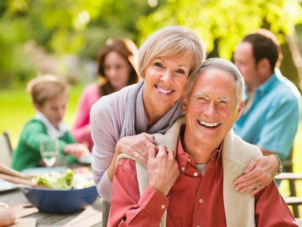 Пенсии супругам. Счастливые пенсионеры. Пожилые люди. Пожилая семья. Радостные пенсионеры.