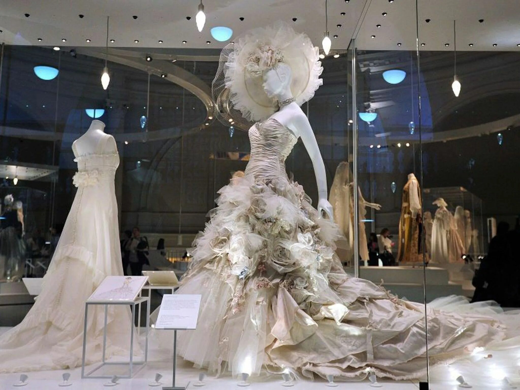 Выставка свадебных платьев. Выставка платьев. музей свадебных платьев. выставочные платья.