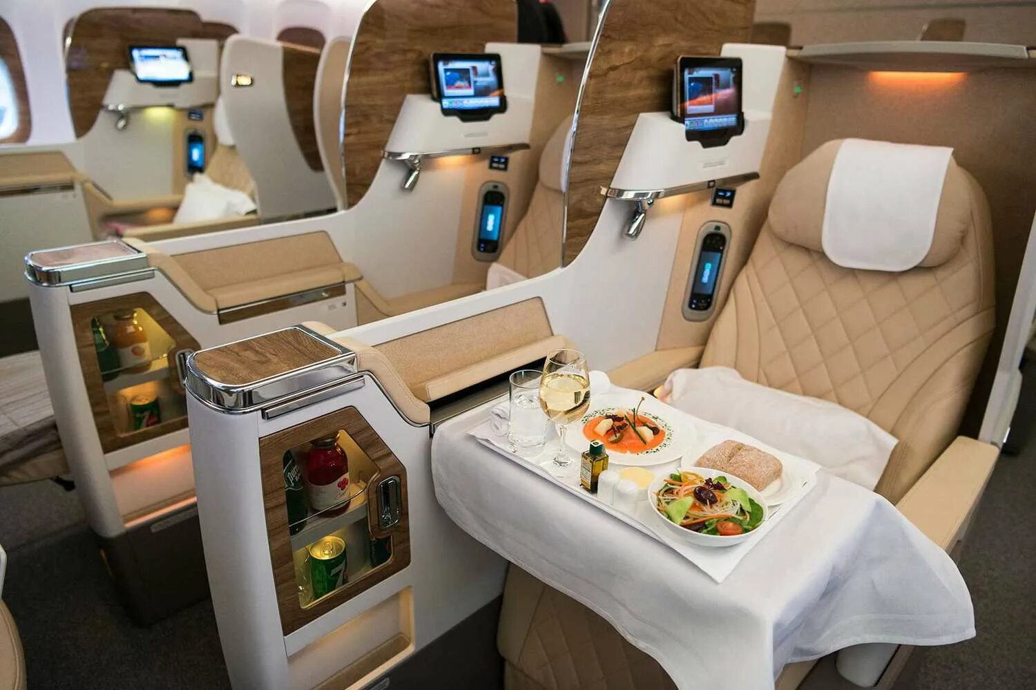 First class купить. Первый класс Боинг 777 Эмирейтс. Бизнес класс Эмирейтс Боинг 777. Бизнес класс в самолете Эмирейтс. Первый класс Эмирейтс 777.