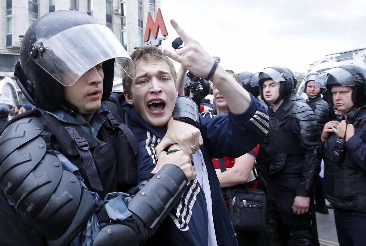 Школьники на митинге. Молодежь на митинге. Митинг подростков. Школьники на митинге Навального. Экстремисты в москве
