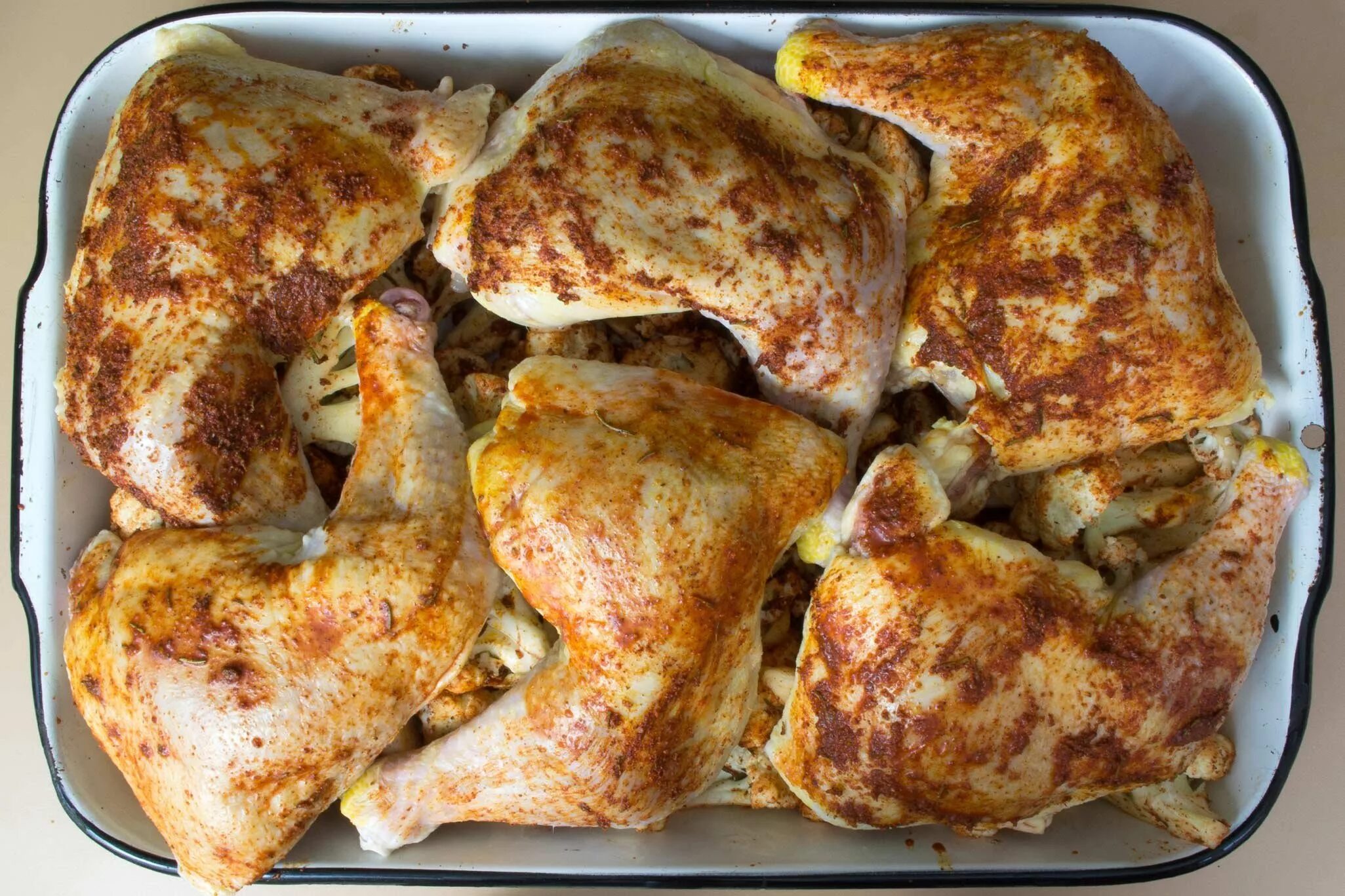 Сколько выпекать куриные. Куриные окорочка в духовке. окорочка в духовке с хрустящей корочкой. жареные окорочка в духовке. окорочок куриный запеченный.