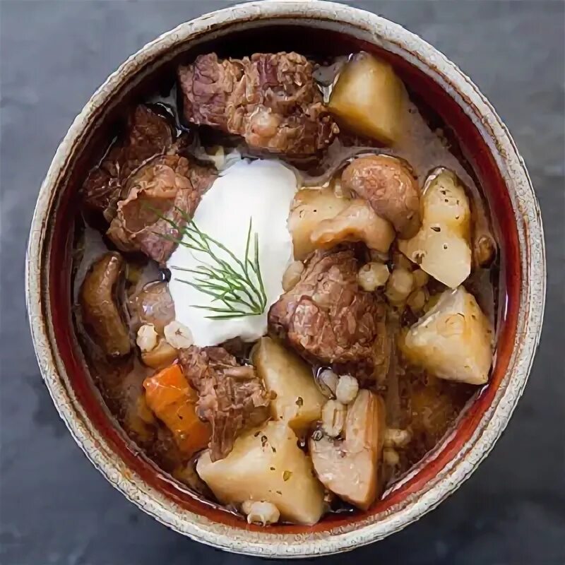 Блюда в казане с овощами и мясом. Свинина с грибами в сливочном соусе. Говядина с грибами в казане. Томленая говядина с овощами в казане. Мясо жареное с луком и грибами.