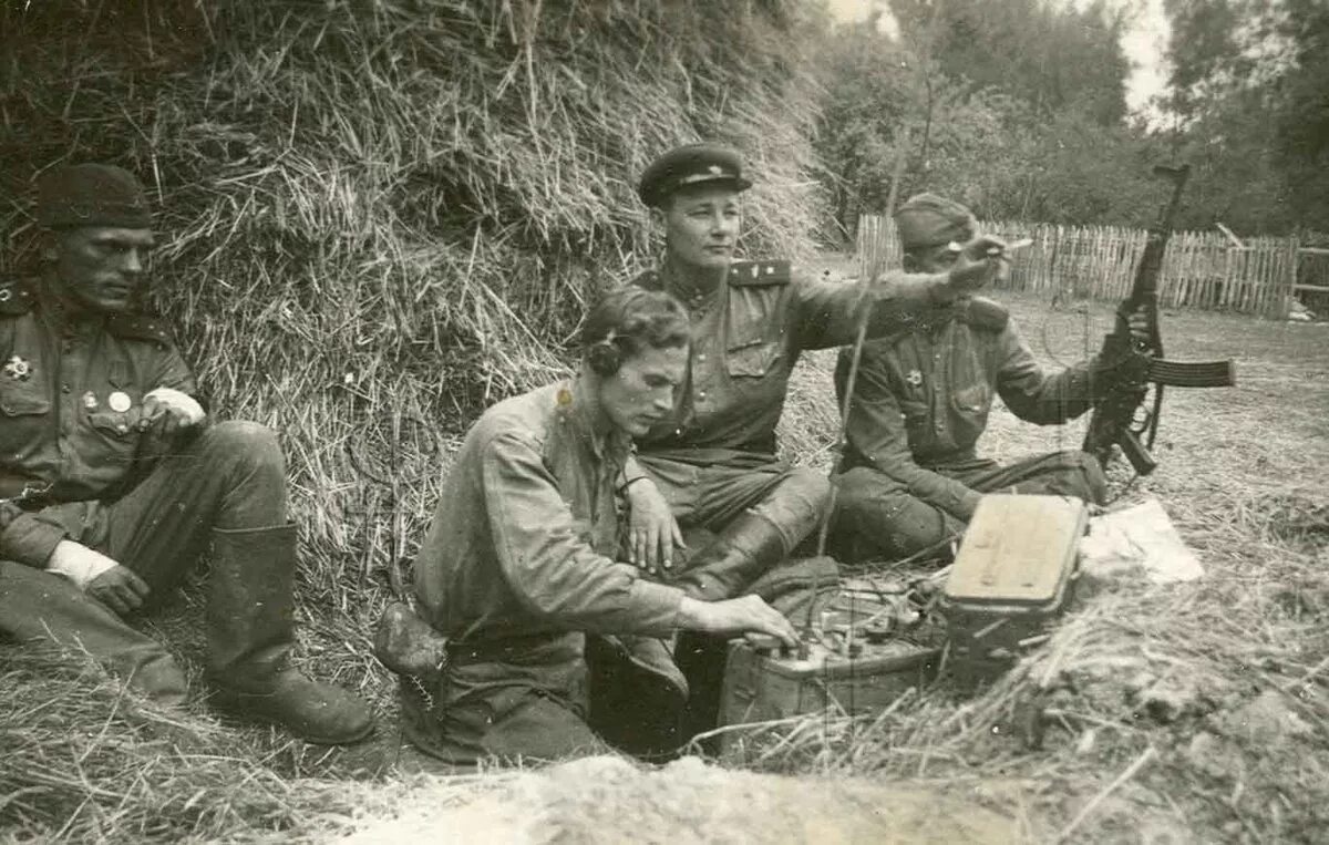 Военные года архив. СТГ 44 В РККА. Трофейное оружие вермахта в красной армии. СТГ-44 У советских солдат. Советский солдат с трофейным STG 44.