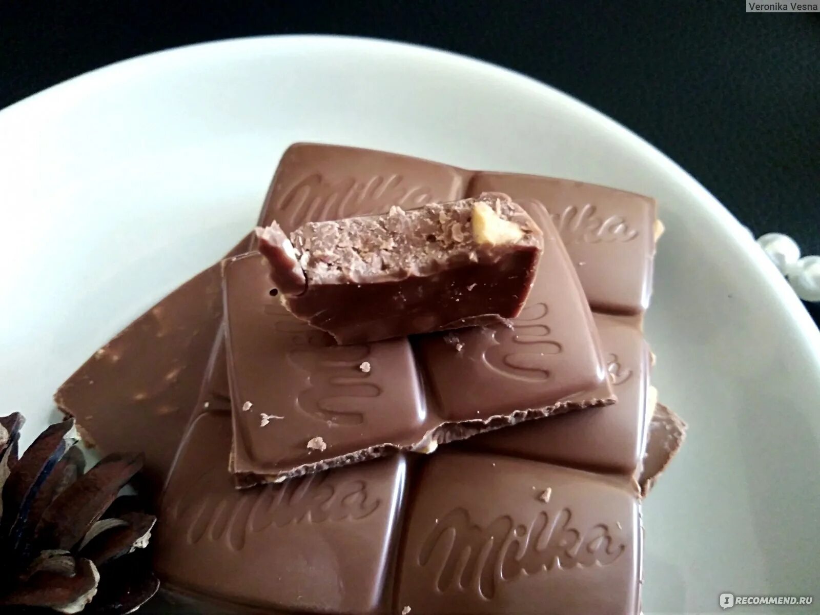 Почему шоколад тает в руках. Растаянный шоколад. Шоколад тает. Растаявший шоколад. Нежнейший молочный шоколад.