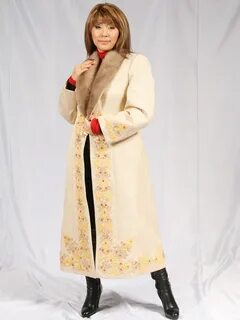 Жай пальто киген жалаңаш қыз