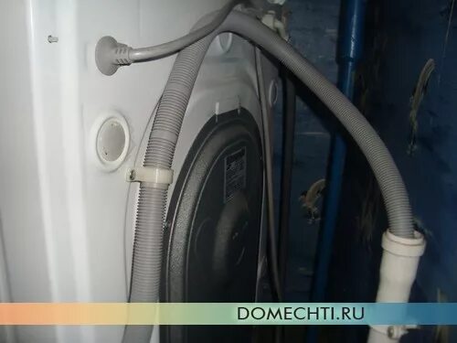 Как должны располагаться шланги стиральной машины