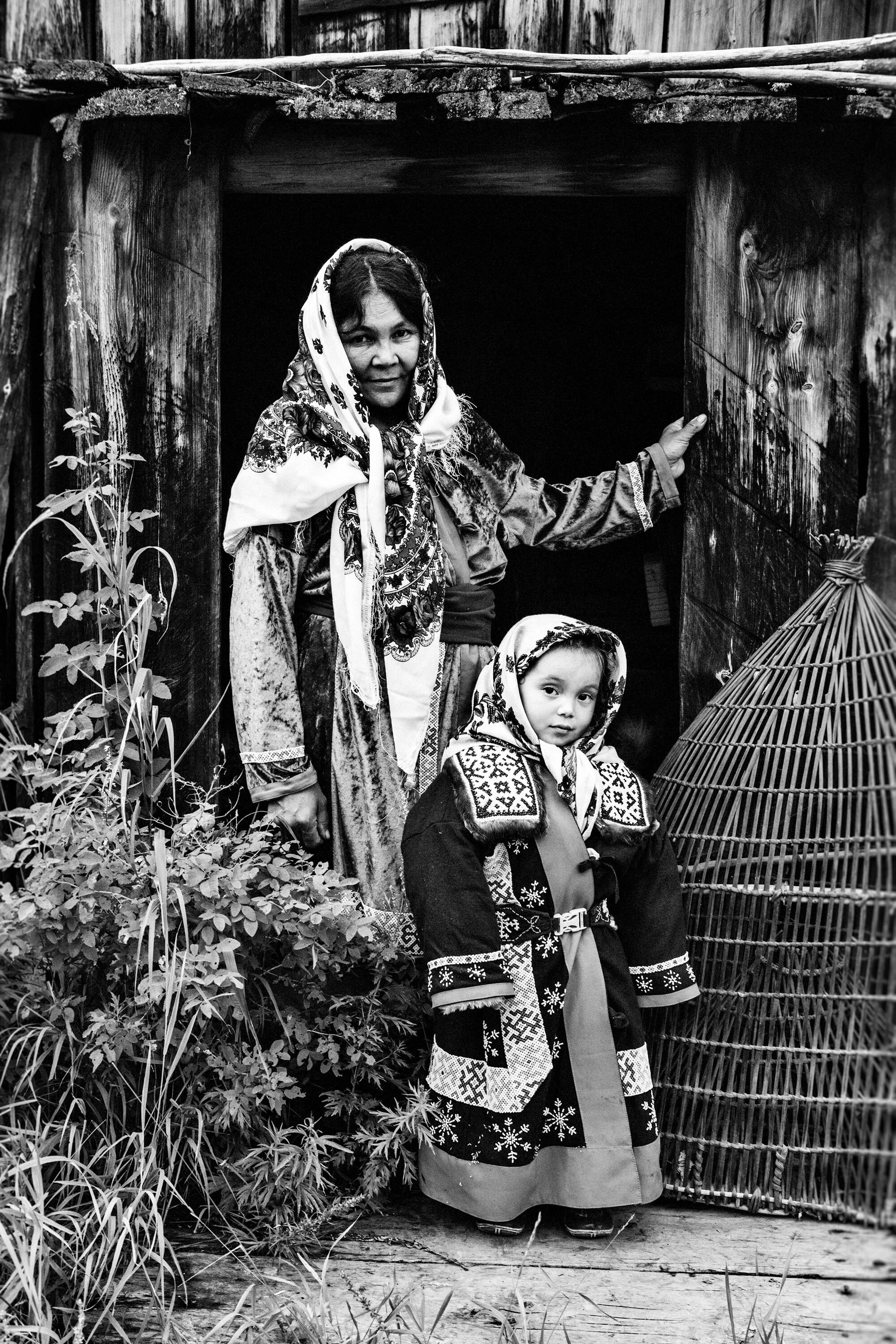 Манси девушки. Вогулы манси. ханты и манси. племя манси. остяки и вогулы.