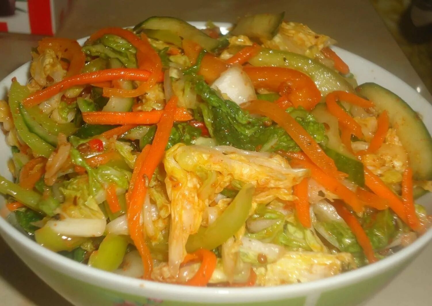 Салат с квашенными огурцами. Салат из пекинской капусты с морковью по-корейски. Корейский капустный салат. Капуста с морковью по-корейски. Салат с капустой и огурцом по корейски.