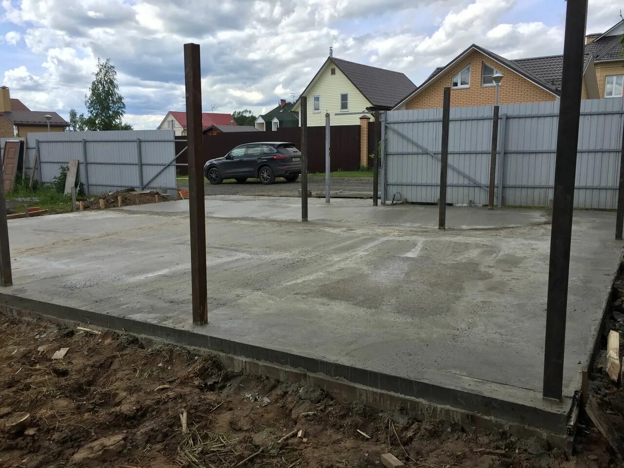 Площадка под. Бетонная площадка под автомобиль. парковка из бетона на даче. навес для машины на бетонной площадке. бетонная площадка на даче.