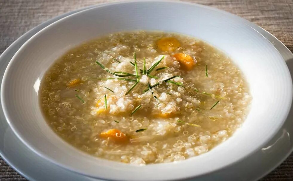 Суп с киноа рецепты. Суп с бурым рисом. костный бульон с овощами и киноа. жидкий суп с киноа.