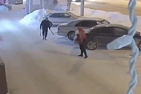 Разбила битой