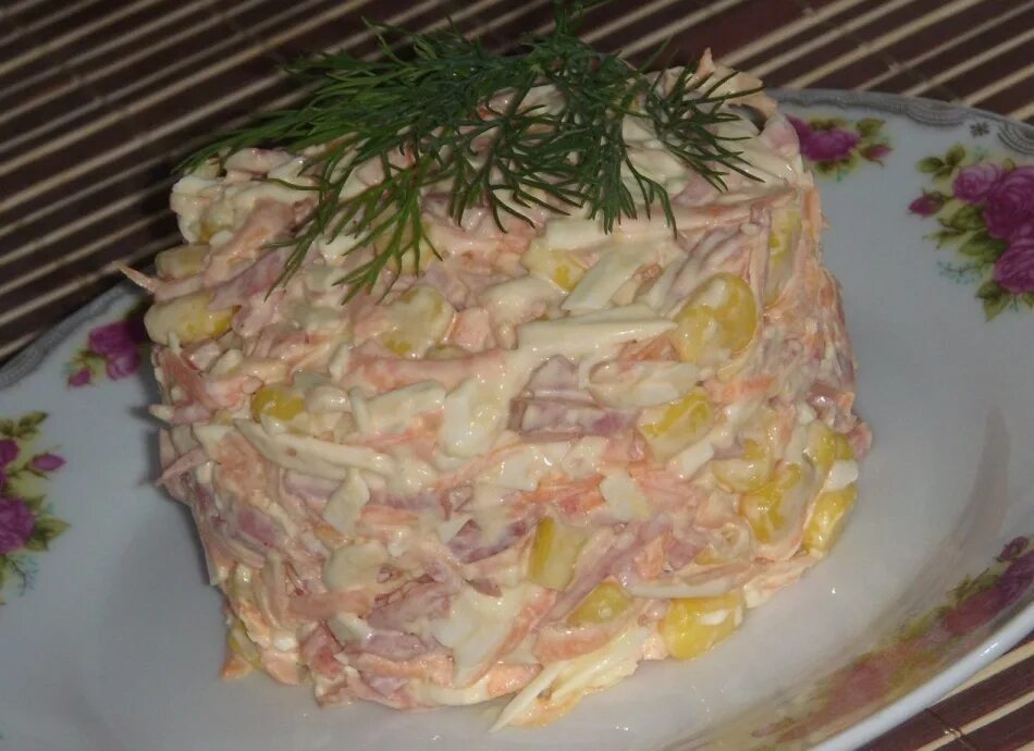 Салат с копченой колбасой на скорую руку. Салат с колбасным сыром. салат из колбасы и сыра. салат с копченой колбасой. салат нежный с колбасой.