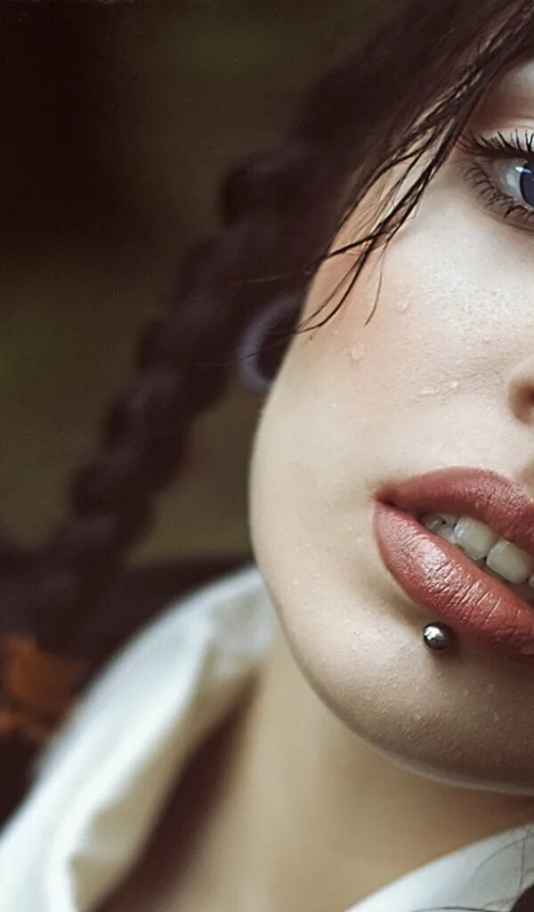 Сочные губы. Красивые девушки с пирсингом. Пухлые губы. Красивые женские губы. Нижние губы у девушек.