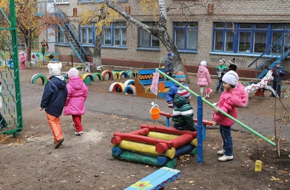 Прогулка в детском саду. Дети на прогулке в детском саду. Прпогулка в детском сад у. Дети в садике на прогулке. Весенняя прогулка в детском саду